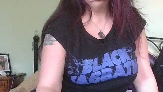 MissKisu online show from 11.17.25