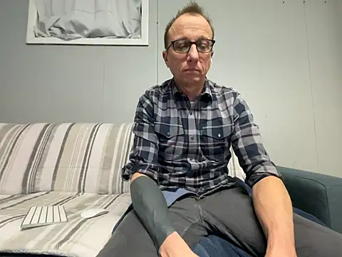 Snapshot of mouser21212 chatting on 01.10.25 mouser21212 online show from 01.10.25