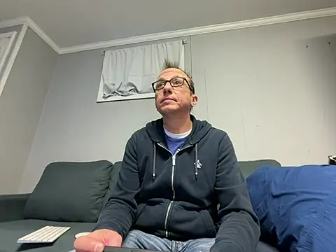 Snapshot of mouser21212 chatting on 01.28.25 mouser21212 online show from 01.28.25