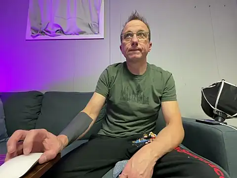 Snapshot of mouser21212 chatting on 02.12.25 mouser21212 online show from 02.12.25