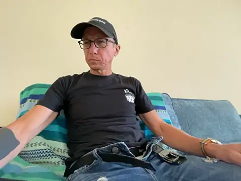 Snapshot of mouser21212 chatting on 10.19.25 mouser21212 online show from 10.19.25