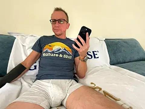 Snapshot of mouser21212 chatting on 10.29.25 mouser21212 online show from 10.29.25