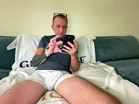 Snapshot of mouser21212 chatting on 10.31.25 mouser21212 online show from 10.31.25