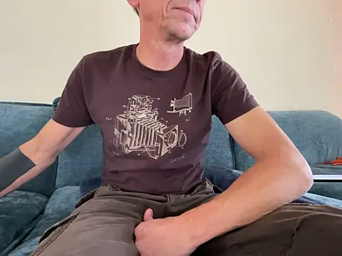 Snapshot of mouser21212 chatting on 11.29.25 mouser21212 online show from 11.29.25