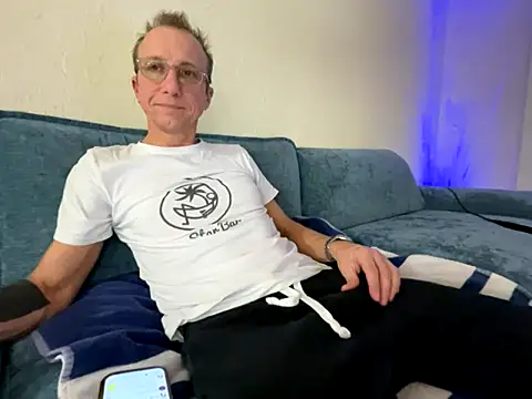 Snapshot of mouser21212 chatting on 12.03.25 mouser21212 online show from 12.03.25