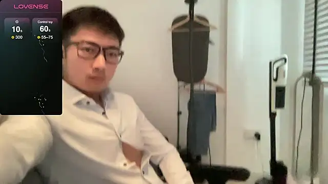 Snapshot of christopherlonger chatting on 01.04.25 christopherlonger online show from 01.04.25