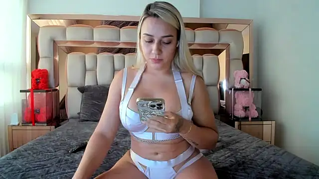 Snapshot of candy-sam28 chatting on 11.11.25 candy-sam28 online show from 11.11.25