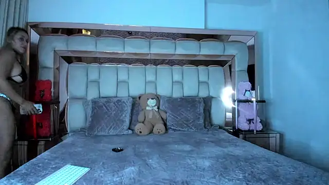 Snapshot of candy-sam28 chatting on 11.22.25 candy-sam28 online show from 11.22.25