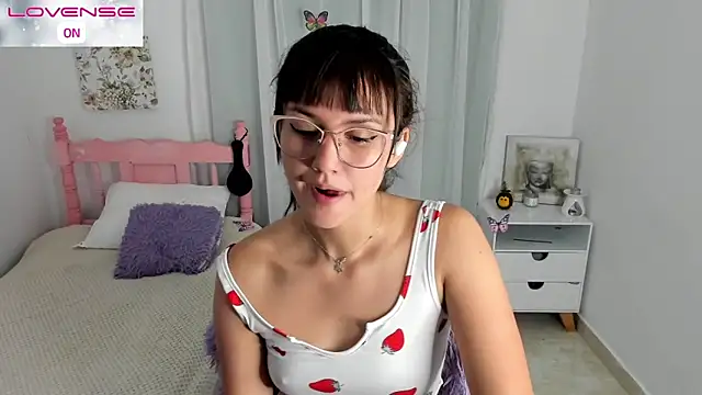 cute roxy online show from 10.25.25