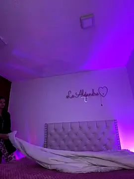 Snapshot of alee_lenoxx chatting on 12.17.25 alee lenoxx online show from 12.17.25