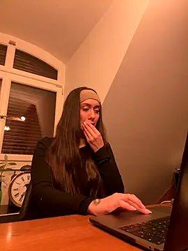 emiliasommer online show from 10.04.25