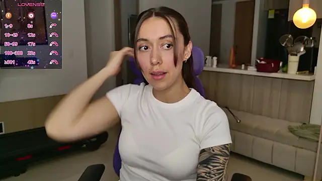 Snapshot of emiliasommer chatting on 02.14.26 emiliasommer online show from 02.14.26