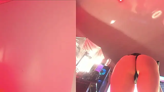 Hannah Borbon online show from 02.16.25