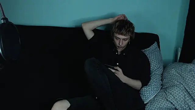 Snapshot of axxxturel chatting on 01.25.25 axxxturel online show from 01.25.25