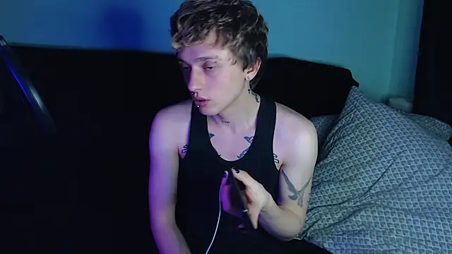 Snapshot of axxxturel chatting on 02.18.25 axxxturel online show from 02.18.25