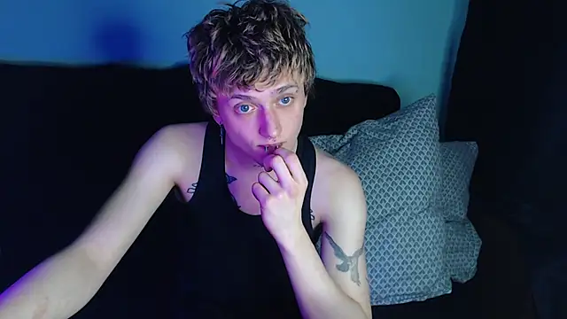 Snapshot of axxxturel chatting on 02.20.25 axxxturel online show from 02.20.25