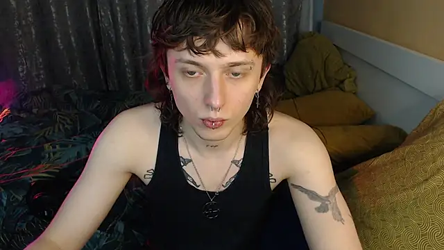 Snapshot of axxxturel chatting on 11.22.25 axxxturel online show from 11.22.25