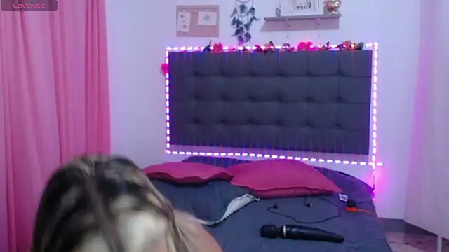 Snapshot of LenaDIaz chatting on 10.30.25 LenaDIaz online show from 10.30.25