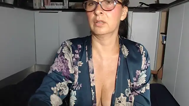 Snapshot of HellenLatin chatting on 06.20.26 HellenLatin online show from 06.20.26