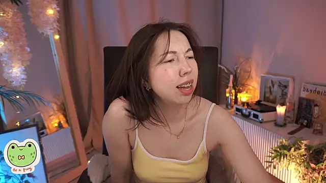 Snapshot of Sarah_Son chatting on 03.10.25 Sarah Son online show from 03.10.25