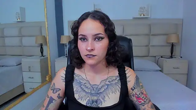 Snapshot of AnnyThompson_ chatting on 10.13.25 AnnyThompson online show from 10.13.25