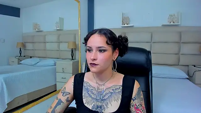 Snapshot of AnnyThompson_ chatting on 10.17.25 AnnyThompson online show from 10.17.25