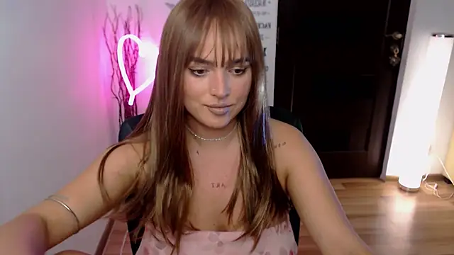 Snapshot of ChloeJewel1 chatting on 12.01.25 ChloeJewel1 online show from 12.01.25