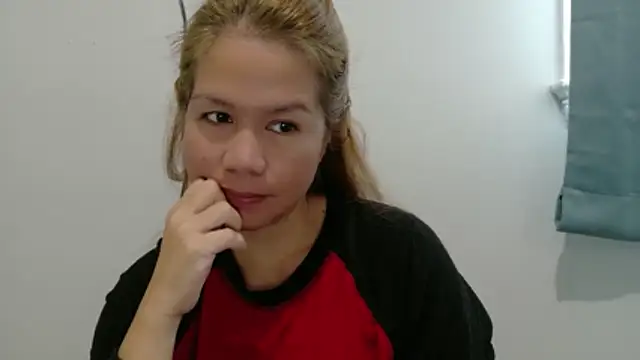 Snapshot of XLennaMX chatting on 02.02.26 XLennaMX online show from 02.02.26