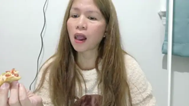 Snapshot of XLennaMX chatting on 02.24.26 XLennaMX online show from 02.24.26