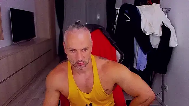 Snapshot of MarisMuscle chatting on 07.16.26 MarisMuscle online show from 07.16.26
