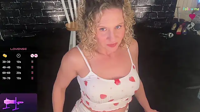 Snapshot of AmberJade_AmJ chatting on 11.19.25 AmberJade AmJ online show from 11.19.25