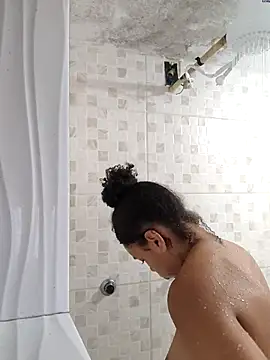 Snapshot of Julia_Pretinha chatting on 10.31.25 Julia Pretinha online show from 10.31.25