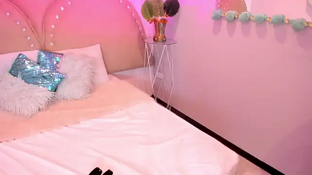 Miia Thompsonn online show from 10.07.25