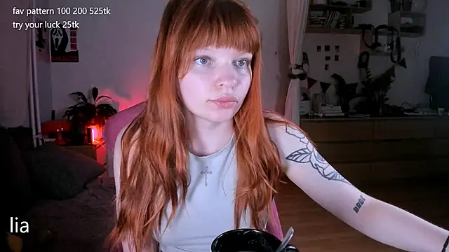 Snapshot of lil_lia chatting on 06.19.26 lil lia online show from 06.19.26