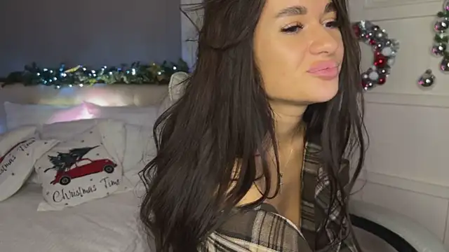 Snapshot of UrLillShy chatting on 01.10.25 UrLillShy online show from 01.10.25