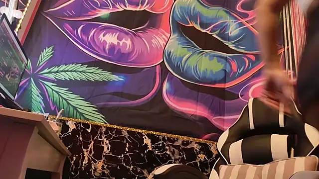 Snapshot of Luiza_Hammer chatting on 01.17.25 Luiza Hammer online show from 01.17.25