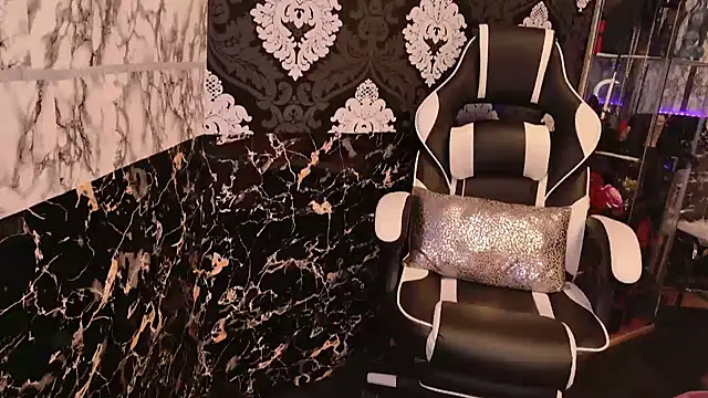 Snapshot of Luiza_Hammer chatting on 02.14.25 Luiza Hammer online show from 02.14.25