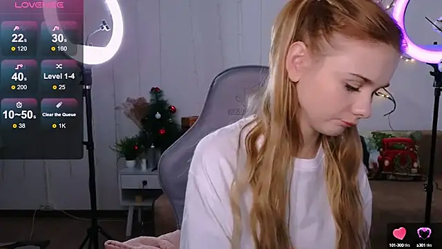 Snapshot of Britney_Lynch chatting on 12.21.24 Britney Lynch online show from 12.21.24