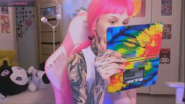 Britney Lynch online show from 10.23.25