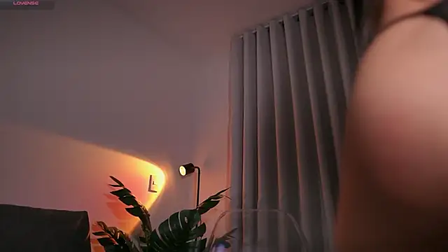 Snapshot of GigiLee_ chatting on 11.15.25 GigiLee online show from 11.15.25