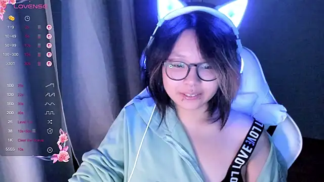 Snapshot of maydaykimmy chatting on 11.17.25 maydaykimmy online show from 11.17.25