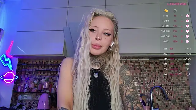 Snapshot of 2badforyou chatting on 11.10.25 2badforyou online show from 11.10.25