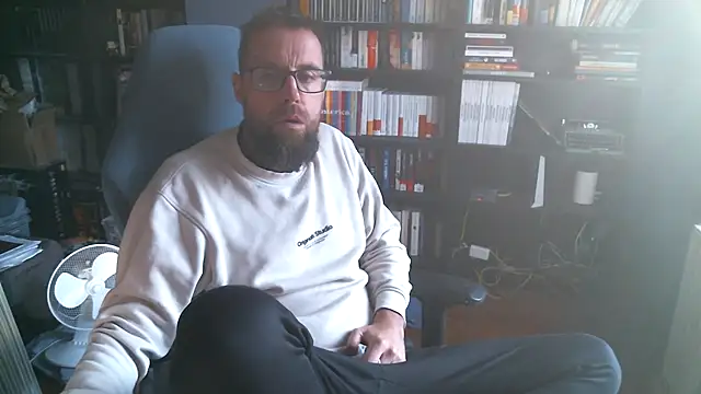 Snapshot of MeSteff chatting on 09.28.25 MeSteff online show from 09.28.25