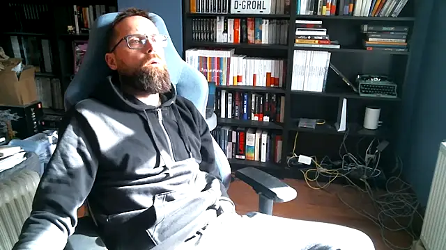 Snapshot of MeSteff chatting on 10.05.25 MeSteff online show from 10.05.25