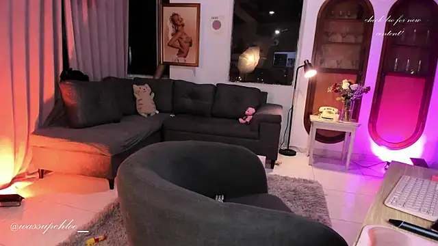 misschloe   online show from 02.18.25