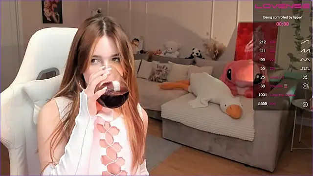 Snapshot of Frau_Lina chatting on 11.28.25 Frau Lina online show from 11.28.25