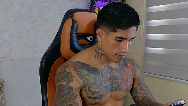 Snapshot of AdanReilly chatting on 12.11.24 AdanReilly online show from 12.11.24