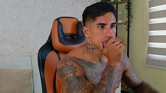 Snapshot of AdanReilly chatting on 03.05.25 AdanReilly online show from 03.05.25