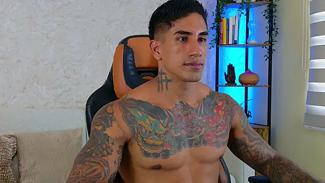 Snapshot of AdanReilly chatting on 03.07.25 AdanReilly online show from 03.07.25