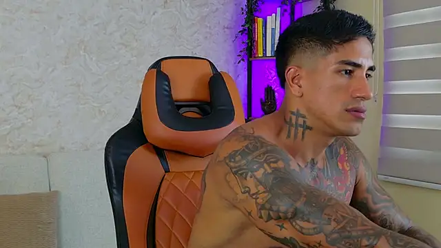 Snapshot of AdanReilly chatting on 03.12.25 AdanReilly online show from 03.12.25